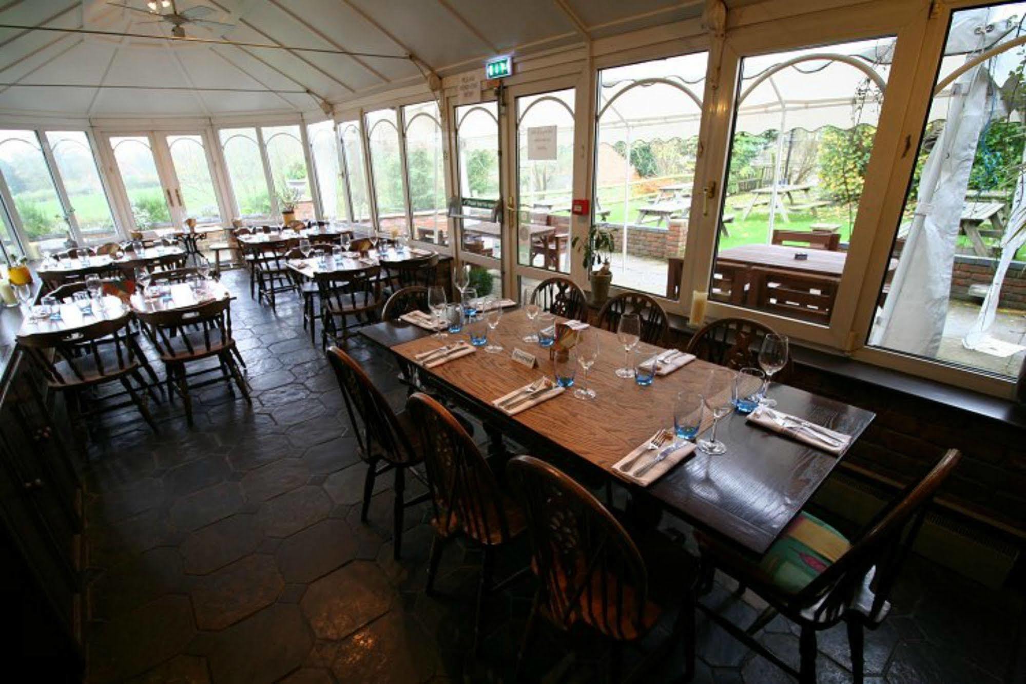 מלון ניוברי The Carpenters Arms מראה חיצוני תמונה
